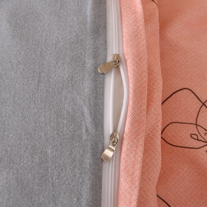 91家纺网 家纺一手货源 找家纺 宇彬家纺 2025直播热新款秋冬全棉四件套精梳生态原棉印花加厚磨毛轻奢铂金床单床笠款三四件套 预谋邂逅（粉）