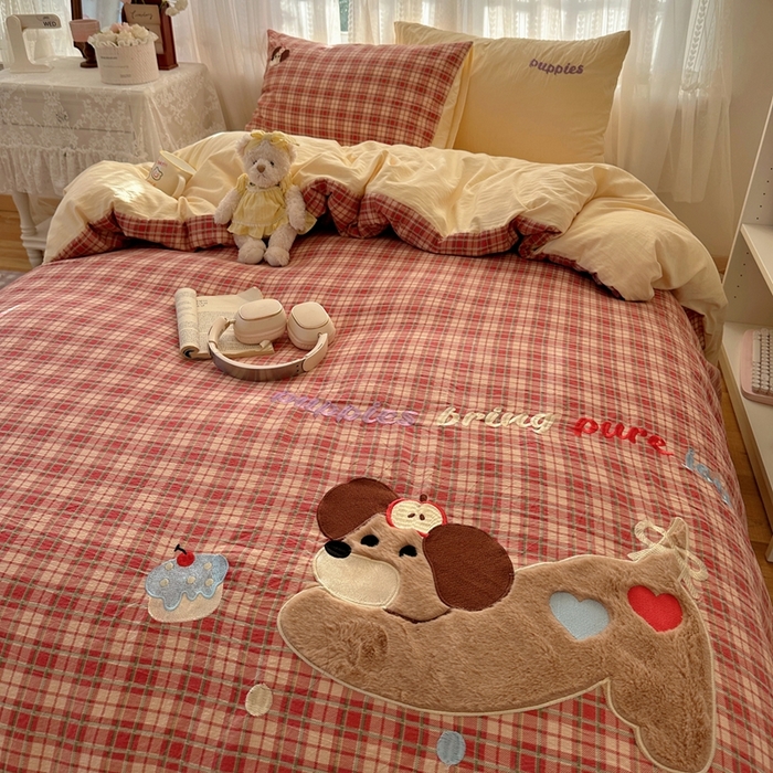 91家纺网 家纺一手货源 找家纺 顾里家纺 2025新款亲肤舒适卡通兔毛贴布绣套件四件套（会员- 3元 定制床笠+8元） 爱岛腊肠狗