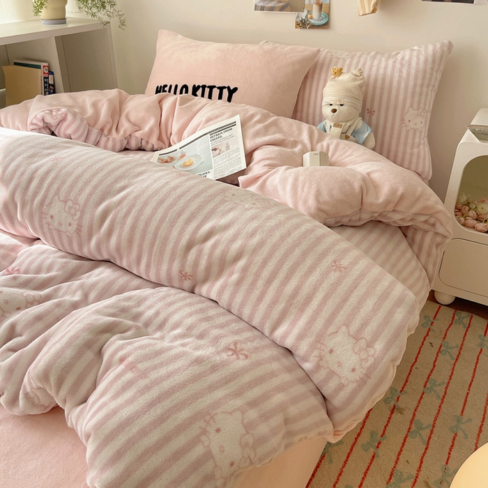 91家纺网 家纺一手货源 找家纺 （总）三朵家纺 2025新款牛奶绒凯蒂猫四件套 可可KT系列