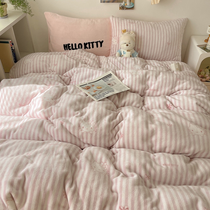 91家纺网 家纺一手货源 找家纺 （总）三朵家纺 2025新款牛奶绒凯蒂猫四件套 可可KT系列