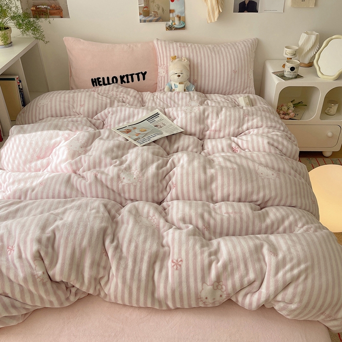 91家纺网 家纺一手货源 找家纺 （总）三朵家纺 2025新款牛奶绒凯蒂猫四件套 可可KT系列