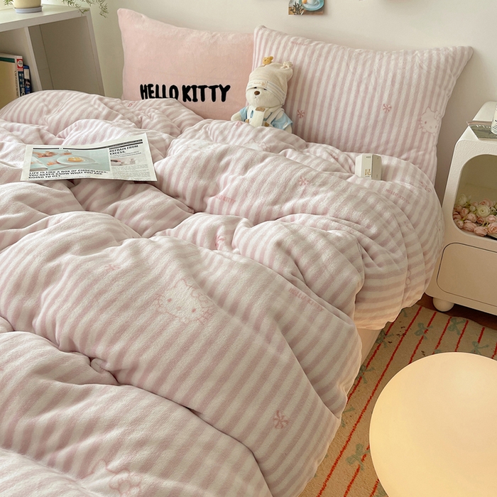 91家纺网 家纺一手货源 找家纺 （总）三朵家纺 2025新款牛奶绒凯蒂猫四件套 可可KT系列