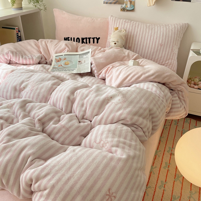 91家纺网 家纺一手货源 找家纺 （总）三朵家纺 2025新款牛奶绒凯蒂猫四件套 可可KT系列