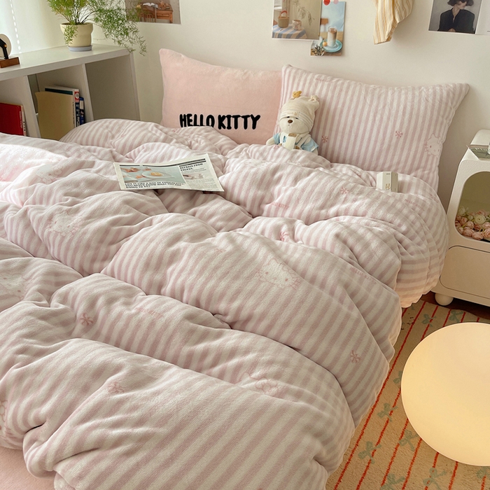 91家纺网 家纺一手货源 找家纺 三朵家纺 2025新款牛奶绒凯蒂猫四件套 可可KT系列 可可KT-粉