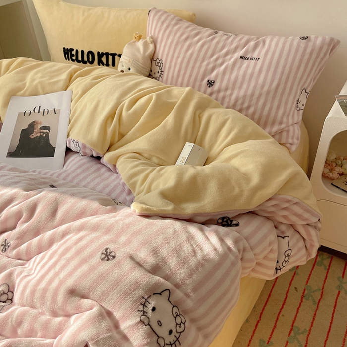 91家纺网 家纺一手货源 找家纺 三朵家纺 2025新款牛奶绒凯蒂猫四件套 可可KT系列 可可KT-黄