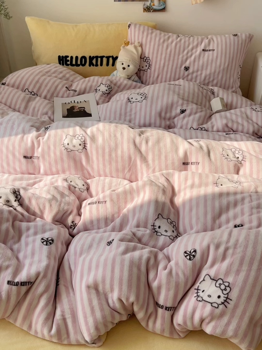 91家纺网 家纺一手货源 找家纺 三朵家纺 2025新款牛奶绒凯蒂猫四件套 可可KT系列 可可KT-黄