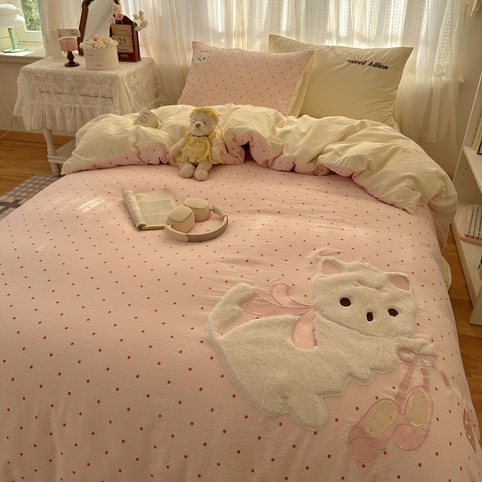 91家纺网 家纺一手货源 找家纺 顾里家纺 2025新款亲肤舒适卡通兔毛贴布绣套件四件套（会员- 3元 定制床笠+8元） 洛丽猫咪