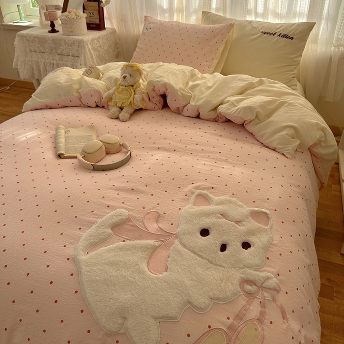 91家纺网 家纺一手货源 找家纺 顾里家纺 2025新款亲肤舒适卡通兔毛贴布绣套件四件套（会员- 3元 定制床笠+8元） 洛丽猫咪