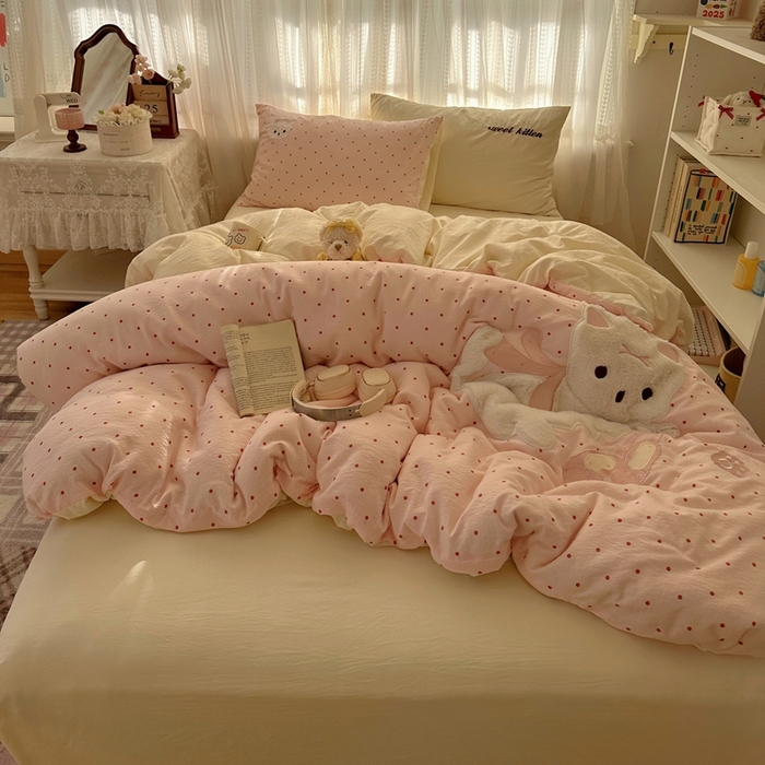 91家纺网 家纺一手货源 找家纺 顾里家纺 2025新款亲肤舒适卡通兔毛贴布绣套件四件套（会员- 3元 定制床笠+8元） 洛丽猫咪