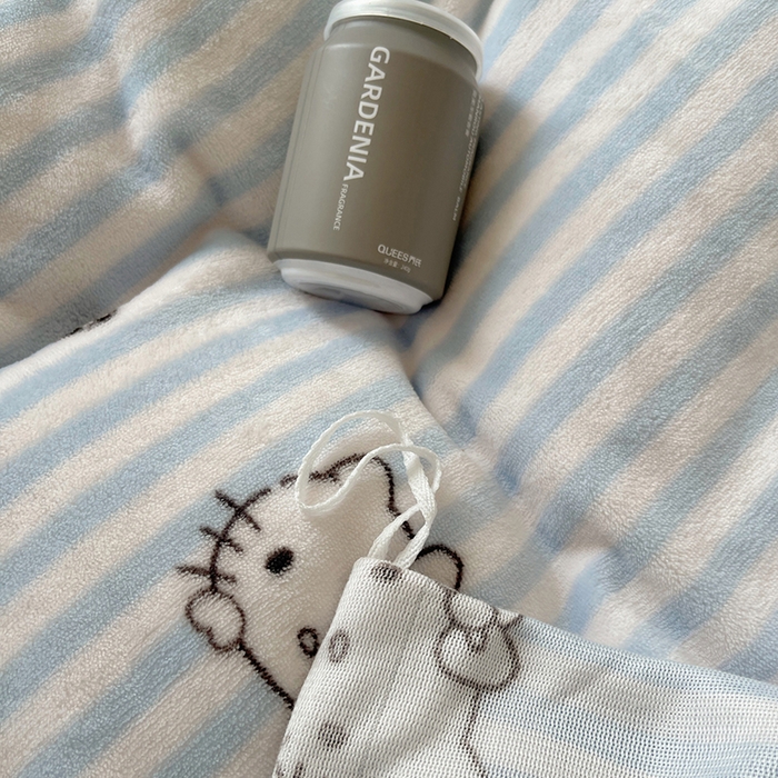 91家纺网 家纺一手货源 找家纺 三朵家纺 2025新款牛奶绒凯蒂猫四件套 可可KT系列 可可KT-蓝