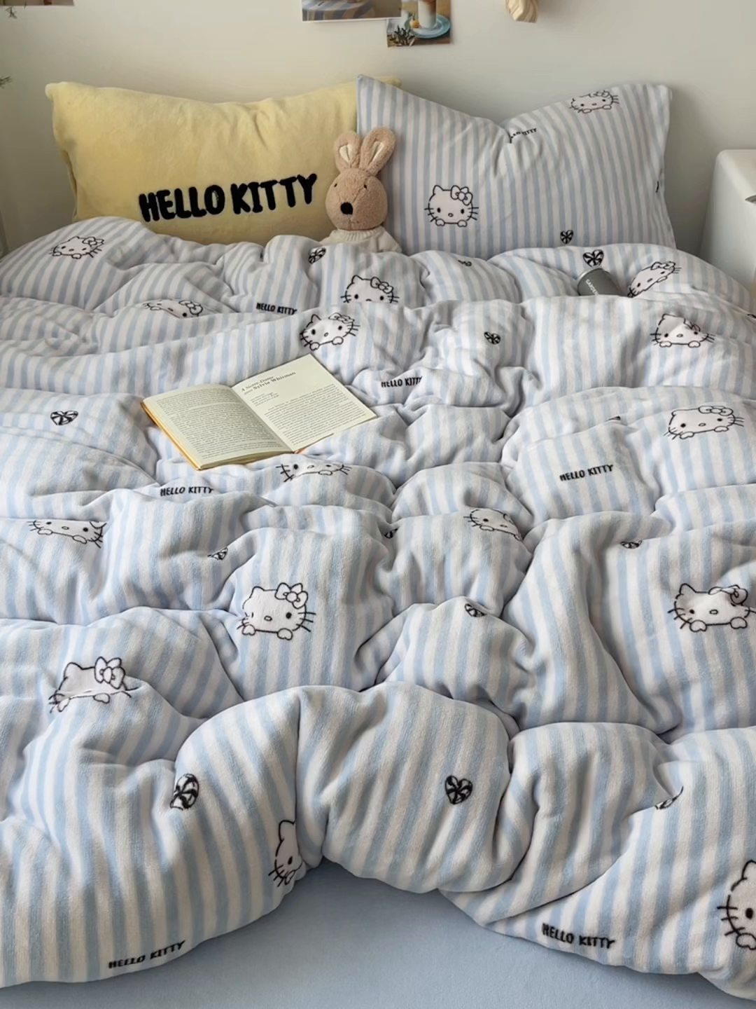 91家纺网 家纺一手货源 找家纺 三朵家纺 2025新款牛奶绒凯蒂猫四件套 可可KT系列 可可KT-蓝