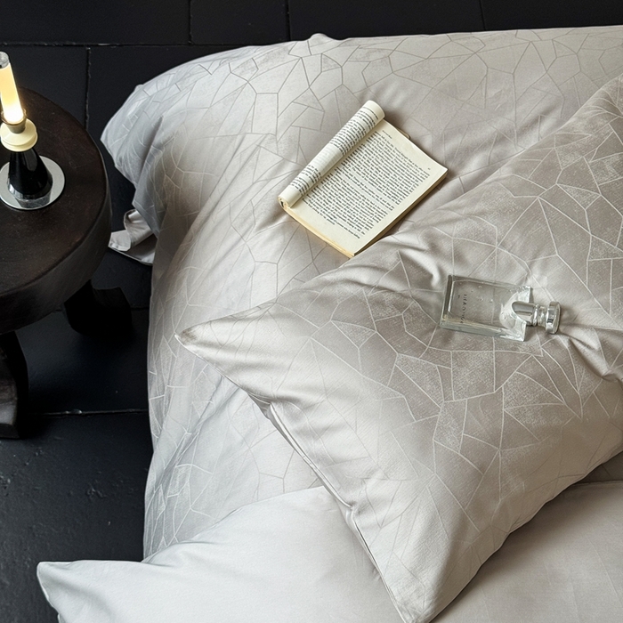 91家纺网 家纺一手货源 找家纺 （总）ONE TWO ONE 121 2025新款高支高密长绒棉贡缎提花四件套-璀璨光影（为了各位老板们都有利润空间，平台控价券后不得低于228/318/338元，感谢您的配合与支持！！）