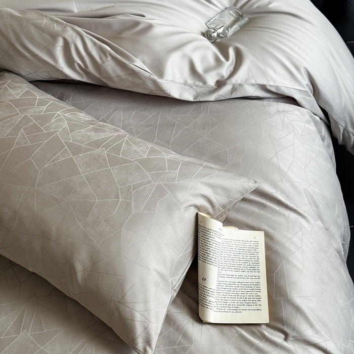 91家纺网 家纺一手货源 找家纺 （总）ONE TWO ONE 121 2025新款高支高密长绒棉贡缎提花四件套-璀璨光影（为了各位老板们都有利润空间，平台控价券后不得低于228/318/338元，感谢您的配合与支持！！）