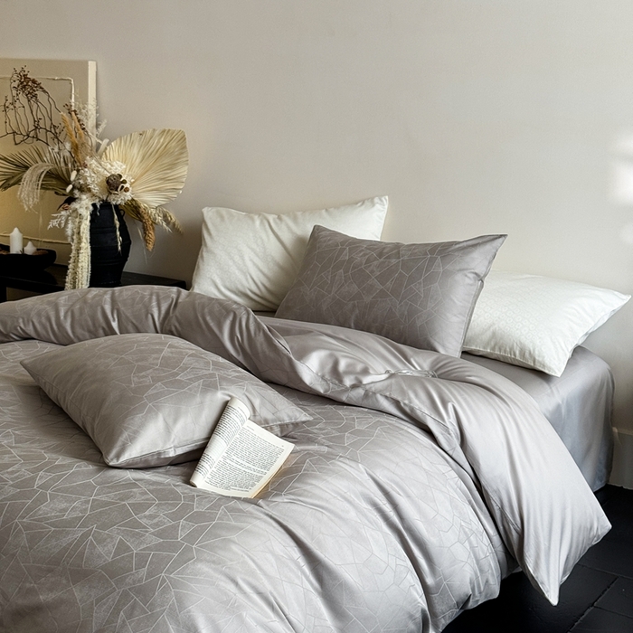 91家纺网 家纺一手货源 找家纺 （总）ONE TWO ONE 121 2025新款高支高密长绒棉贡缎提花四件套-璀璨光影（为了各位老板们都有利润空间，平台控价券后不得低于228/318/338元，感谢您的配合与支持！！）