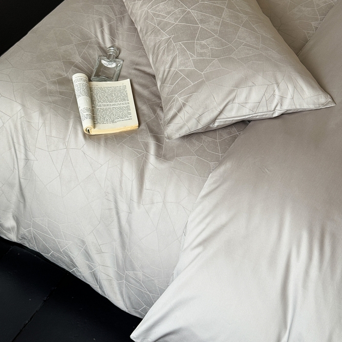 91家纺网 家纺一手货源 找家纺 （总）ONE TWO ONE 121 2025新款高支高密长绒棉贡缎提花四件套-璀璨光影（为了各位老板们都有利润空间，平台控价券后不得低于228/318/338元，感谢您的配合与支持！！）