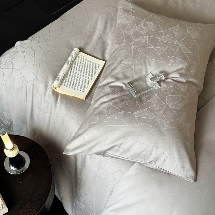 91家纺网 家纺一手货源 找家纺 （总）ONE TWO ONE 121 2025新款高支高密长绒棉贡缎提花四件套-璀璨光影（为了各位老板们都有利润空间，平台控价券后不得低于228/318/338元，感谢您的配合与支持！！）