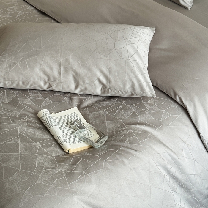 91家纺网 家纺一手货源 找家纺 （总）ONE TWO ONE 121 2025新款高支高密长绒棉贡缎提花四件套-璀璨光影（为了各位老板们都有利润空间，平台控价券后不得低于228/318/338元，感谢您的配合与支持！！）