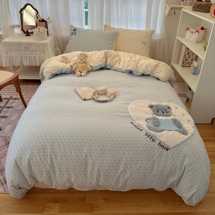 91家纺网 家纺一手货源 找家纺 顾里家纺 2025新款亲肤舒适卡通兔毛贴布绣套件四件套（会员- 3元 定制床笠+8元） 甜心小熊