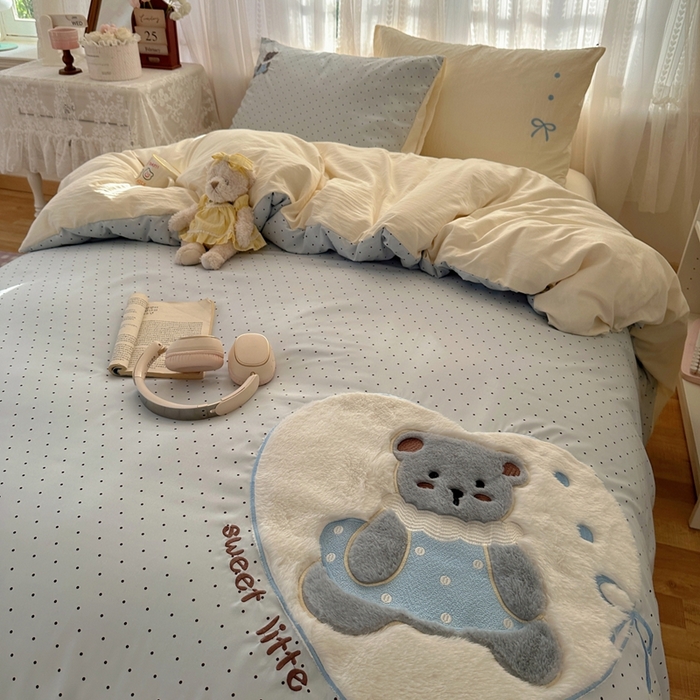91家纺网 家纺一手货源 找家纺 顾里家纺 2025新款亲肤舒适卡通兔毛贴布绣套件四件套（会员- 3元 定制床笠+8元） 甜心小熊
