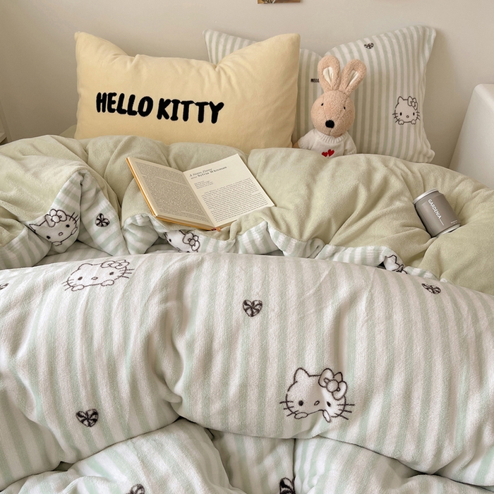 91家纺网 家纺一手货源 找家纺 三朵家纺 2025新款牛奶绒凯蒂猫四件套 可可KT系列 可可KT-绿