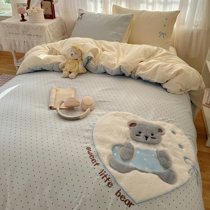 91家纺网 家纺一手货源 找家纺 顾里家纺 2025新款亲肤舒适卡通兔毛贴布绣套件四件套（会员- 3元 定制床笠+8元） 甜心小熊