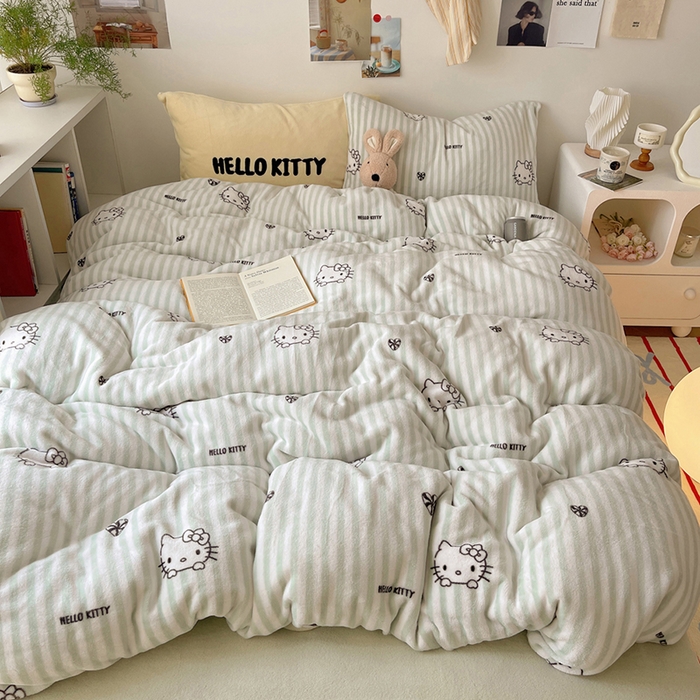 91家纺网 家纺一手货源 找家纺 三朵家纺 2025新款牛奶绒凯蒂猫四件套 可可KT系列 可可KT-绿