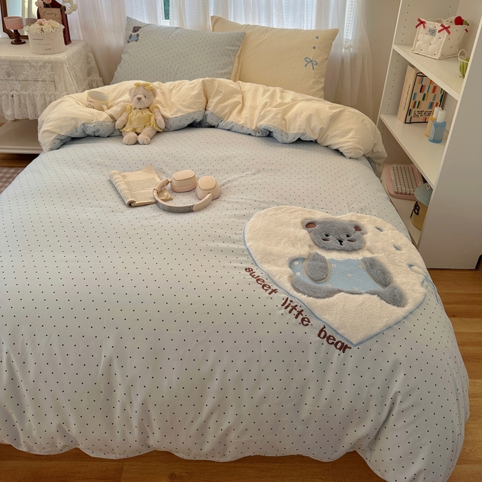 91家纺网 家纺一手货源 找家纺 顾里家纺 2025新款亲肤舒适卡通兔毛贴布绣套件四件套（会员- 3元 定制床笠+8元） 甜心小熊