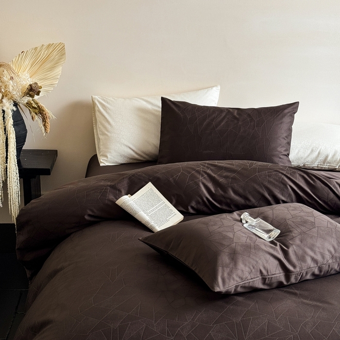 91家纺网 家纺一手货源 找家纺 ONE TWO ONE 121 2025新款高支高密长绒棉贡缎提花四件套-璀璨光影（为了各位老板们都有利润空间，平台控价券后不得低于228/318/338元，感谢您的配合与支持！！） 璀璨光影-竹咖