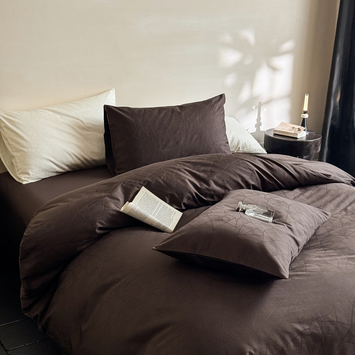 91家纺网 家纺一手货源 找家纺 ONE TWO ONE 121 2025新款高支高密长绒棉贡缎提花四件套-璀璨光影（为了各位老板们都有利润空间，平台控价券后不得低于228/318/338元，感谢您的配合与支持！！） 璀璨光影-竹咖