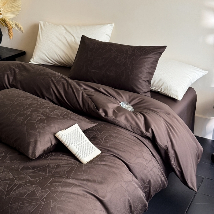 91家纺网 家纺一手货源 找家纺 ONE TWO ONE 121 2025新款高支高密长绒棉贡缎提花四件套-璀璨光影（为了各位老板们都有利润空间，平台控价券后不得低于228/318/338元，感谢您的配合与支持！！） 璀璨光影-竹咖