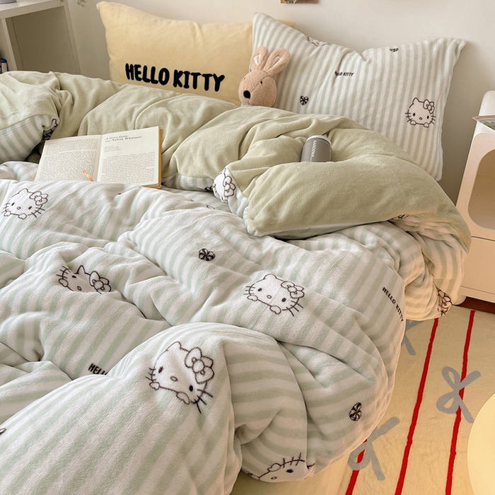 91家纺网 家纺一手货源 找家纺 三朵家纺 2025新款牛奶绒凯蒂猫四件套 可可KT系列 可可KT-绿