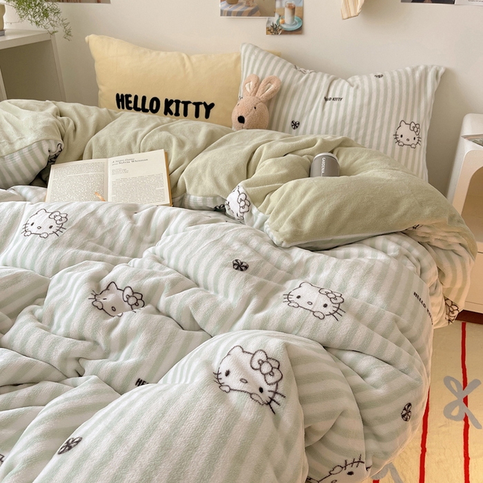 91家纺网 家纺一手货源 找家纺 三朵家纺 2025新款牛奶绒凯蒂猫四件套 可可KT系列 可可KT-绿