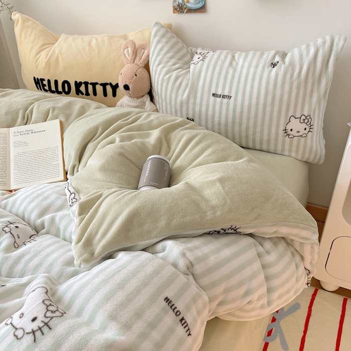 91家纺网 家纺一手货源 找家纺 三朵家纺 2025新款牛奶绒凯蒂猫四件套 可可KT系列 可可KT-绿