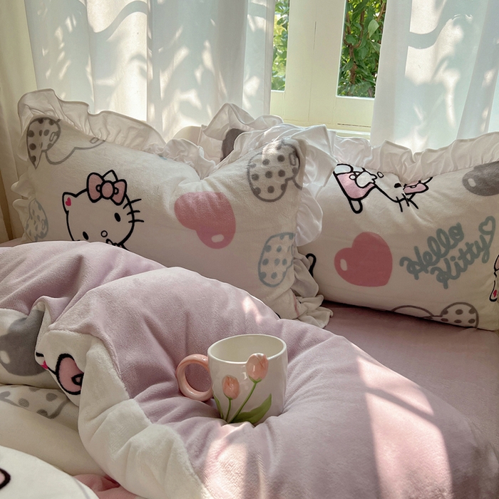 91家纺网 家纺一手货源 找家纺 三朵家纺 2025新款牛奶绒三丽鸥花边四件套 花边系列 花边-爱心凯蒂