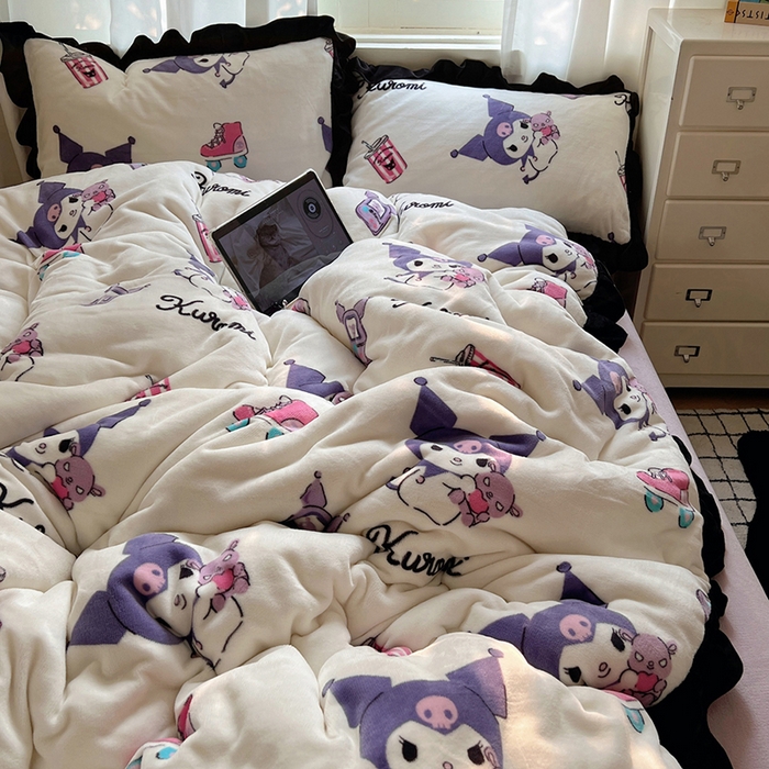 91家纺网 家纺一手货源 找家纺 三朵家纺 2025新款牛奶绒三丽鸥花边四件套 花边系列 花边-街舞库洛米