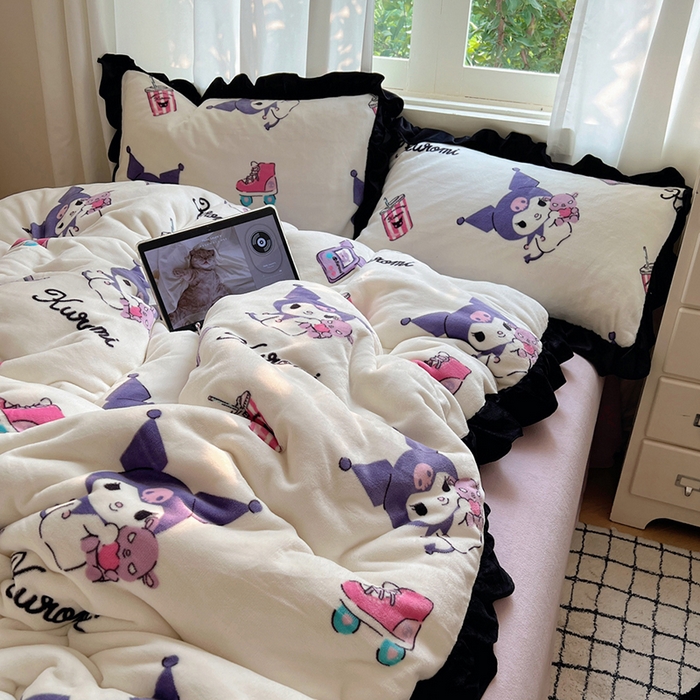 91家纺网 家纺一手货源 找家纺 三朵家纺 2025新款牛奶绒三丽鸥花边四件套 花边系列 花边-街舞库洛米