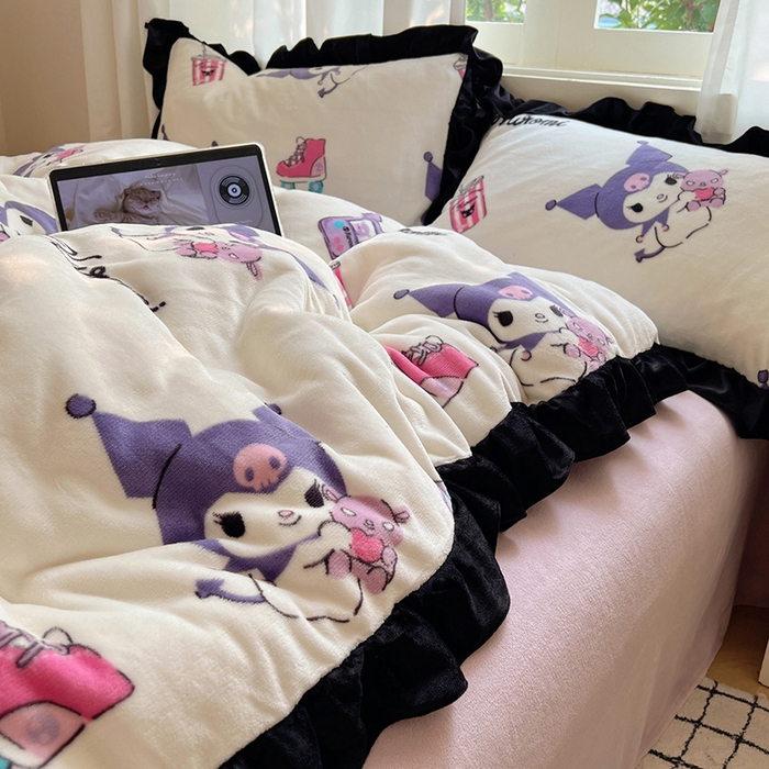 91家纺网 家纺一手货源 找家纺 三朵家纺 2025新款牛奶绒三丽鸥花边四件套 花边系列 花边-街舞库洛米