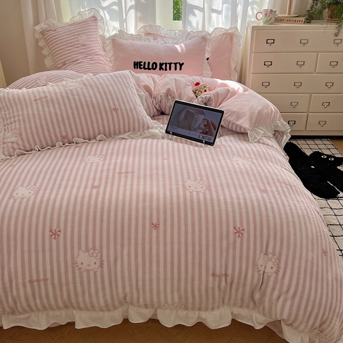 91家纺网 家纺一手货源 找家纺 三朵家纺 2025新款牛奶绒三丽鸥花边四件套 花边系列 花边-可可KT粉