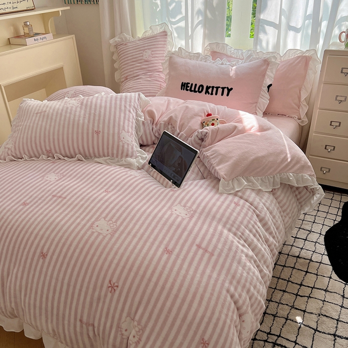 91家纺网 家纺一手货源 找家纺 三朵家纺 2025新款牛奶绒三丽鸥花边四件套 花边系列 花边-可可KT粉