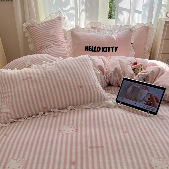 91家纺网 家纺一手货源 找家纺 三朵家纺 2025新款牛奶绒三丽鸥花边四件套 花边系列 花边-可可KT粉