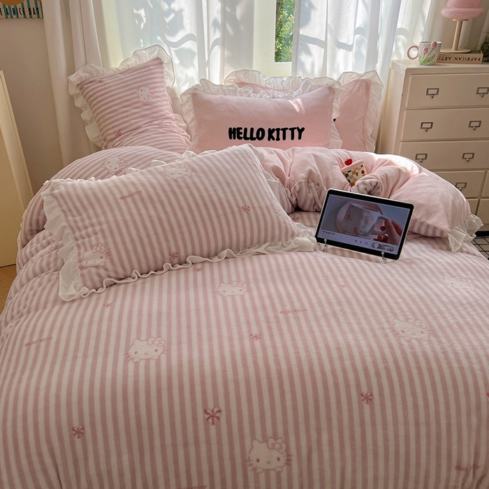 91家纺网 家纺一手货源 找家纺 三朵家纺 2025新款牛奶绒三丽鸥花边四件套 花边系列 花边-可可KT粉