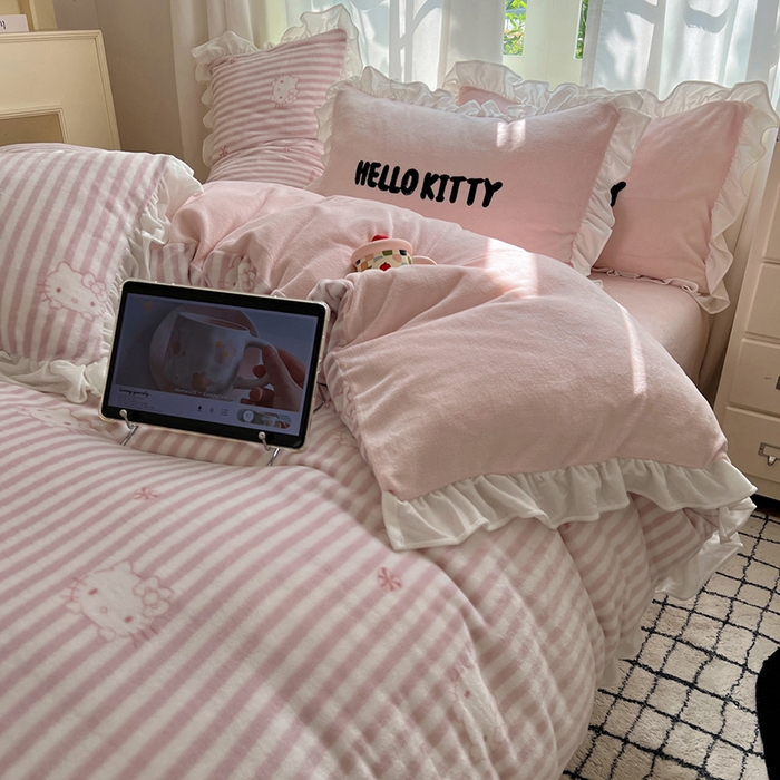 91家纺网 家纺一手货源 找家纺 三朵家纺 2025新款牛奶绒三丽鸥花边四件套 花边系列 花边-可可KT粉