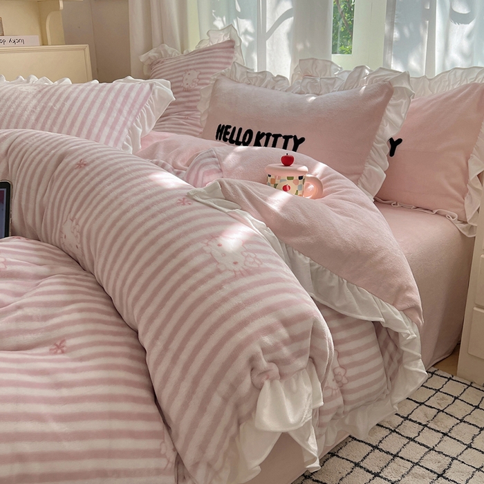 91家纺网 家纺一手货源 找家纺 三朵家纺 2025新款牛奶绒三丽鸥花边四件套 花边系列 花边-可可KT粉