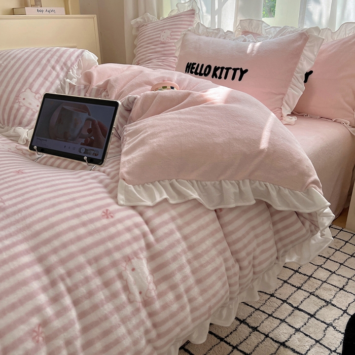 91家纺网 家纺一手货源 找家纺 三朵家纺 2025新款牛奶绒三丽鸥花边四件套 花边系列 花边-可可KT粉