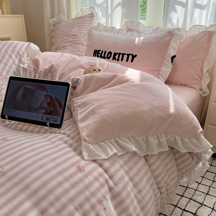 91家纺网 家纺一手货源 找家纺 三朵家纺 2025新款牛奶绒三丽鸥花边四件套 花边系列 花边-可可KT粉