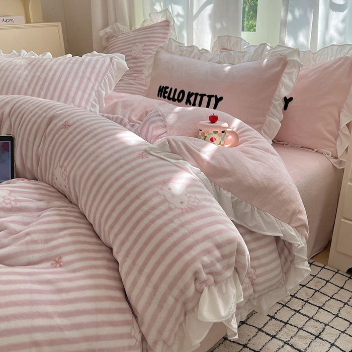 91家纺网 家纺一手货源 找家纺 三朵家纺 2025新款牛奶绒三丽鸥花边四件套 花边系列 花边-可可KT粉