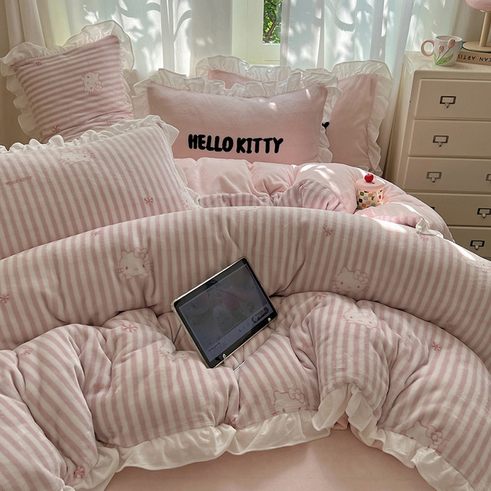 91家纺网 家纺一手货源 找家纺 三朵家纺 2025新款牛奶绒三丽鸥花边四件套 花边系列 花边-可可KT粉