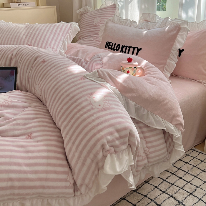 91家纺网 家纺一手货源 找家纺 三朵家纺 2025新款牛奶绒三丽鸥花边四件套 花边系列 花边-可可KT粉