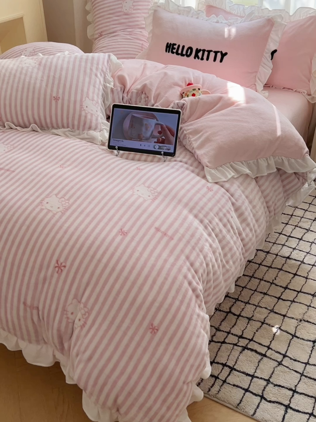 91家纺网 家纺一手货源 找家纺 三朵家纺 2025新款牛奶绒三丽鸥花边四件套 花边系列 花边-可可KT粉