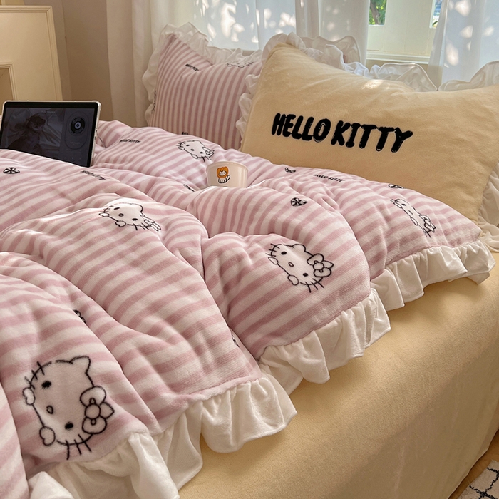 91家纺网 家纺一手货源 找家纺 三朵家纺 2025新款牛奶绒三丽鸥花边四件套 花边系列 花边-可可KT黄